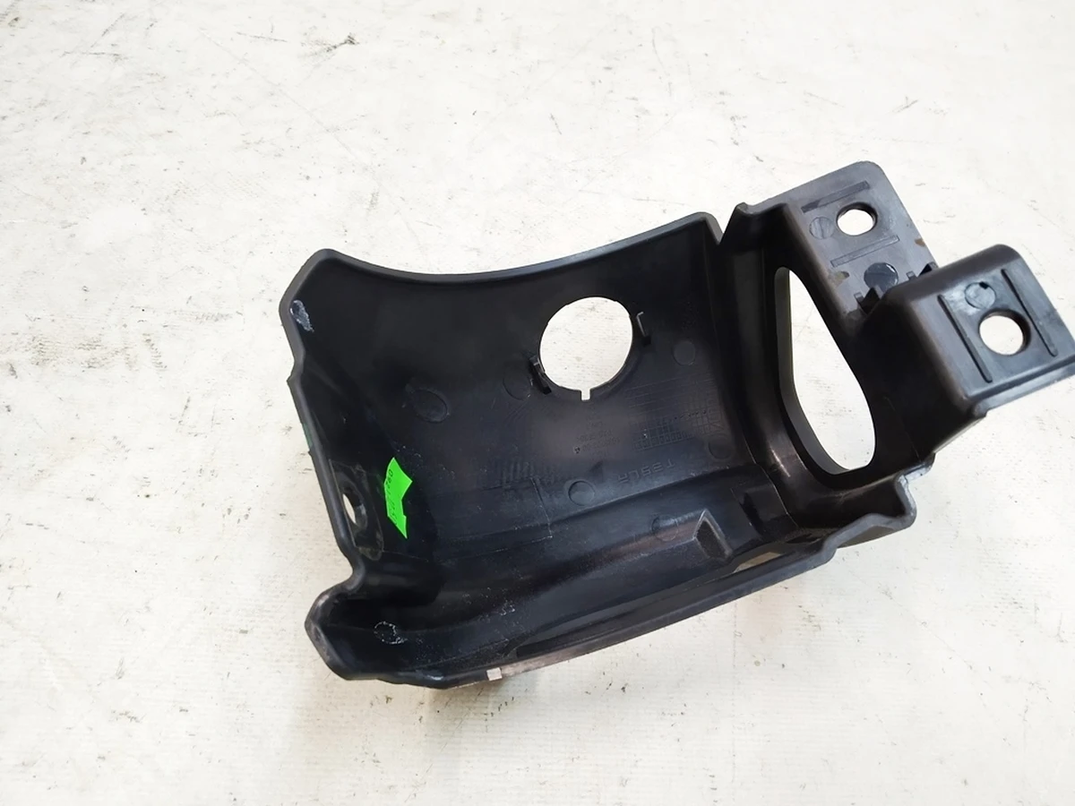 5 Кронштейн лівої декоративної накладки ременя безпеки подвійного лівого сидіння 2-го ряду Tesla model X 2345614