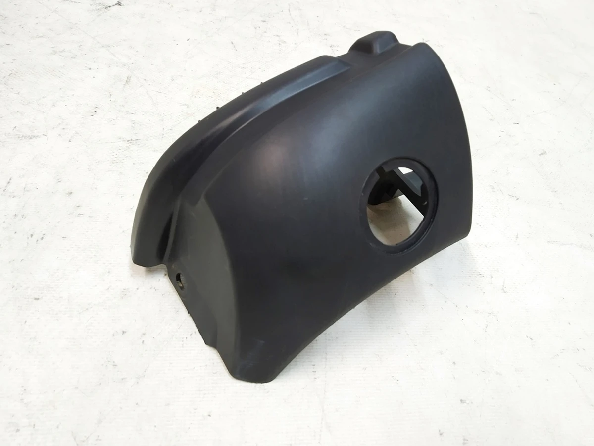 5 Кронштейн лівої декоративної накладки ременя безпеки подвійного лівого сидіння 2-го ряду Tesla model X 2345614