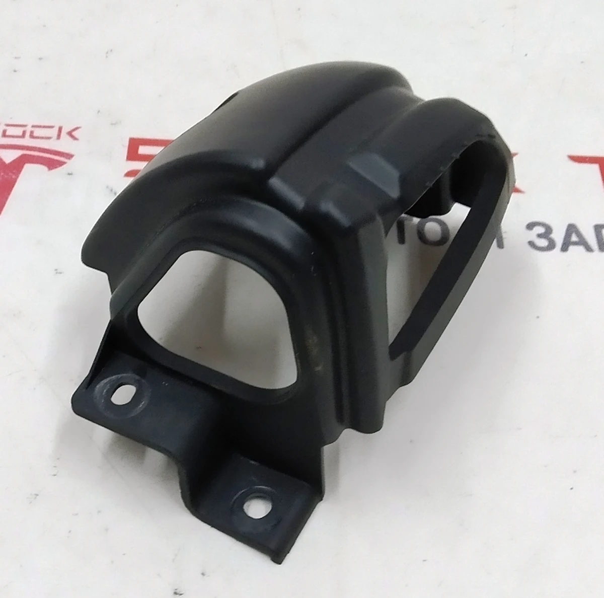 5 Кронштейн кріплення лівої декоративної накладки ременя безпеки подвійного лівого сидіння 2-го ряду Tesla model X 2345614