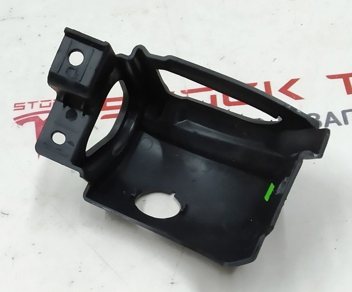 5 Кронштейн кріплення лівої декоративної накладки ременя безпеки подвійного лівого сидіння 2-го ряду Tesla model X 2345614