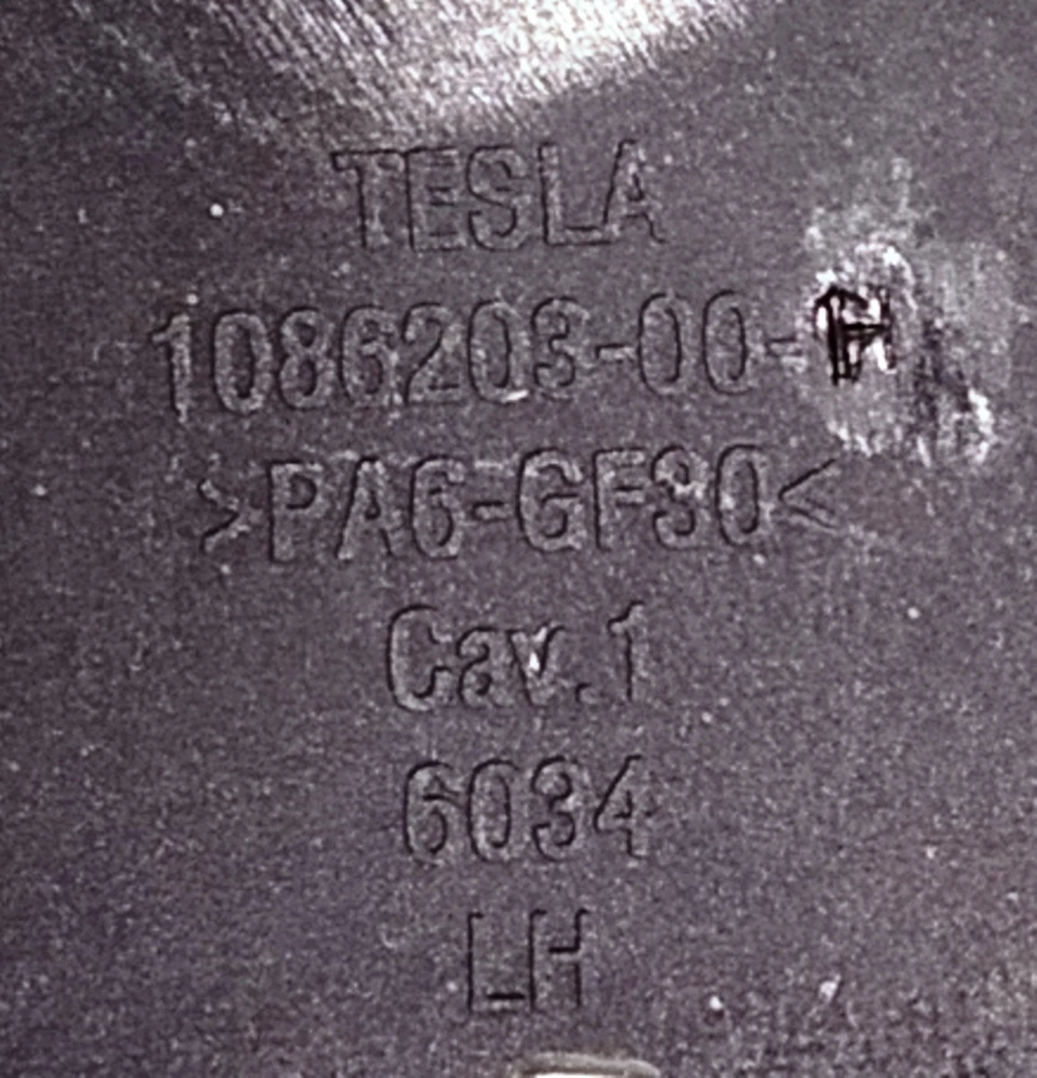 5 Кронштейн кріплення лівої декоративної накладки ременя безпеки подвійного лівого сидіння 2-го ряду Tesla model X 2345614