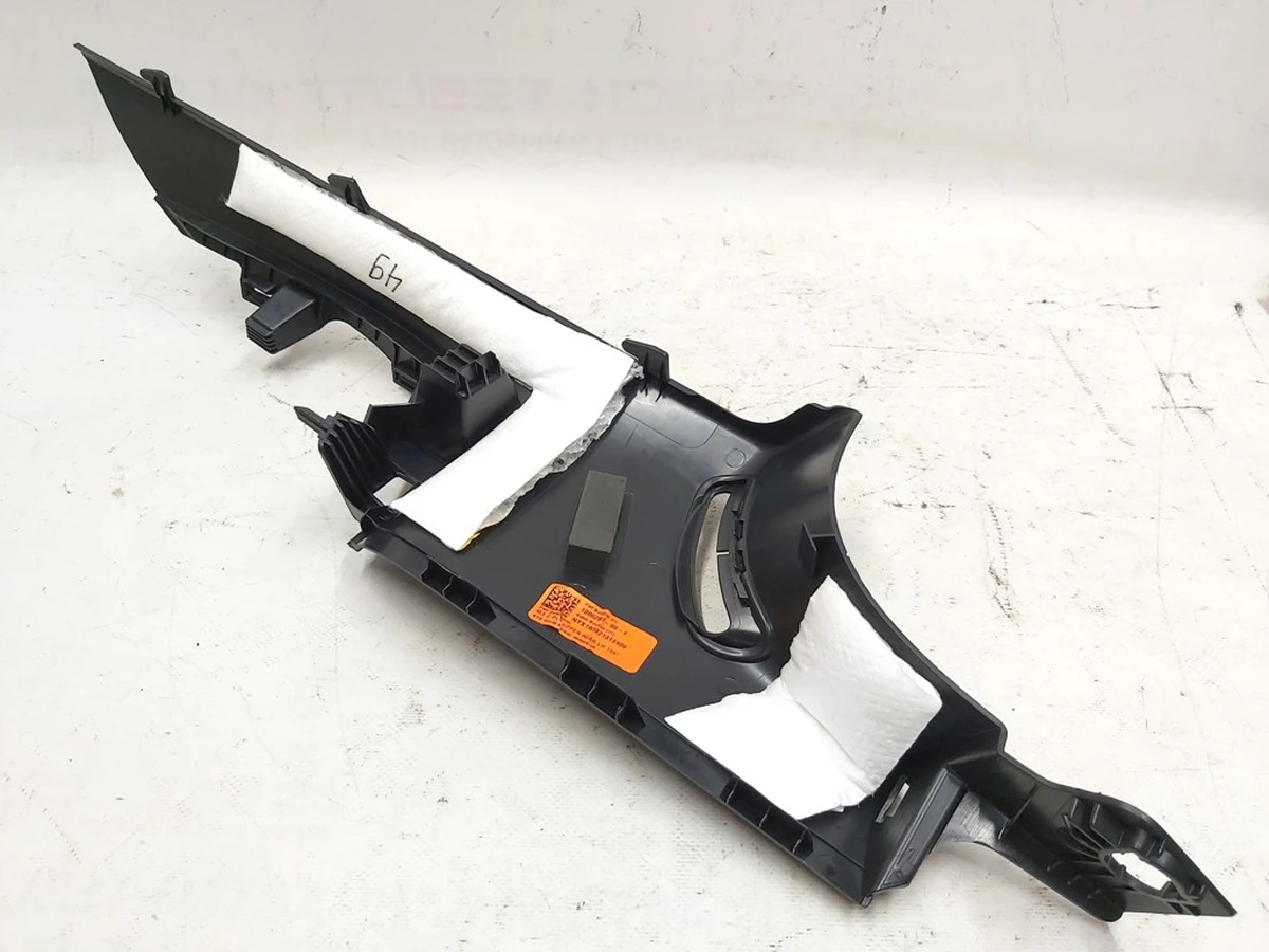 6 Накладка ремня безопасности стойки-С левой с повреждением Tesla model 3 1086281-00-G