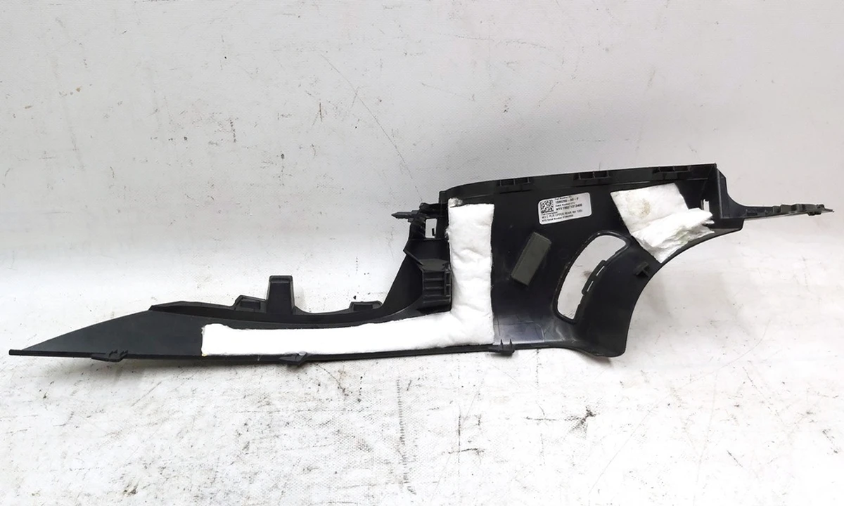 6 Накладка ремня безопасности стойки С правой с повреждением Tesla model 3 1086285-00-G