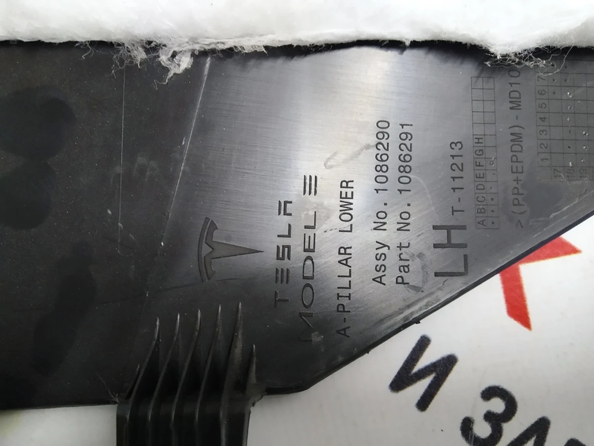 9 Облицювання порогу переднього лівого Tesla model 3 1086290-00-H