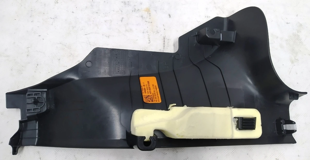 8 Накладка порога двері задніх лівих з ушкодженнями Tesla model 3 1086309-00-F