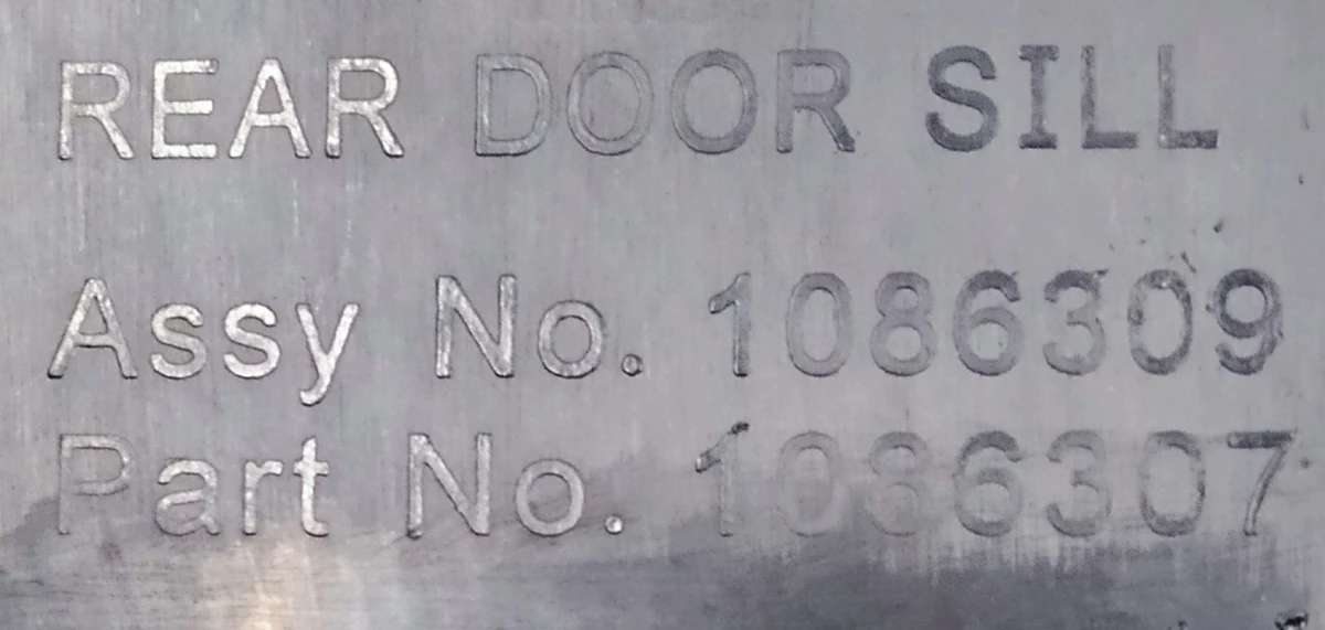 8 Накладка порога двері задніх лівих з ушкодженнями Tesla model 3 1086309-00-F