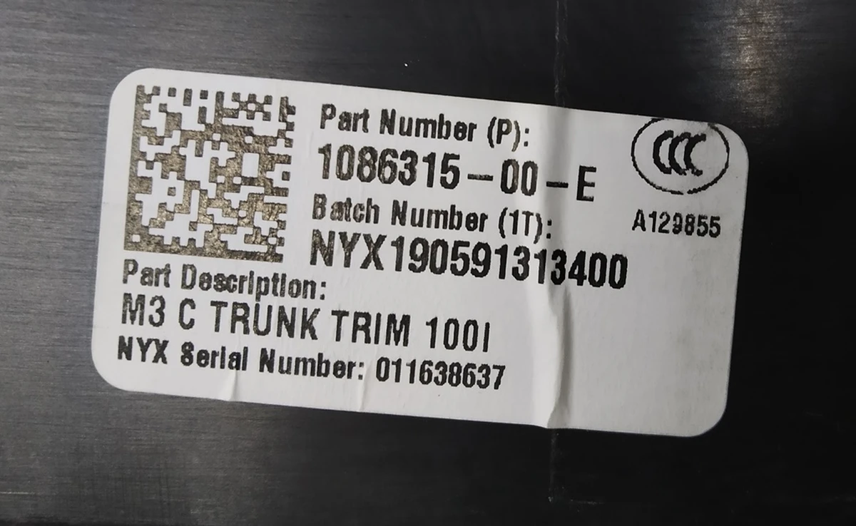 18 Оздоблення багажника пластик (під замок) Tesla model 3 1086315-00-F