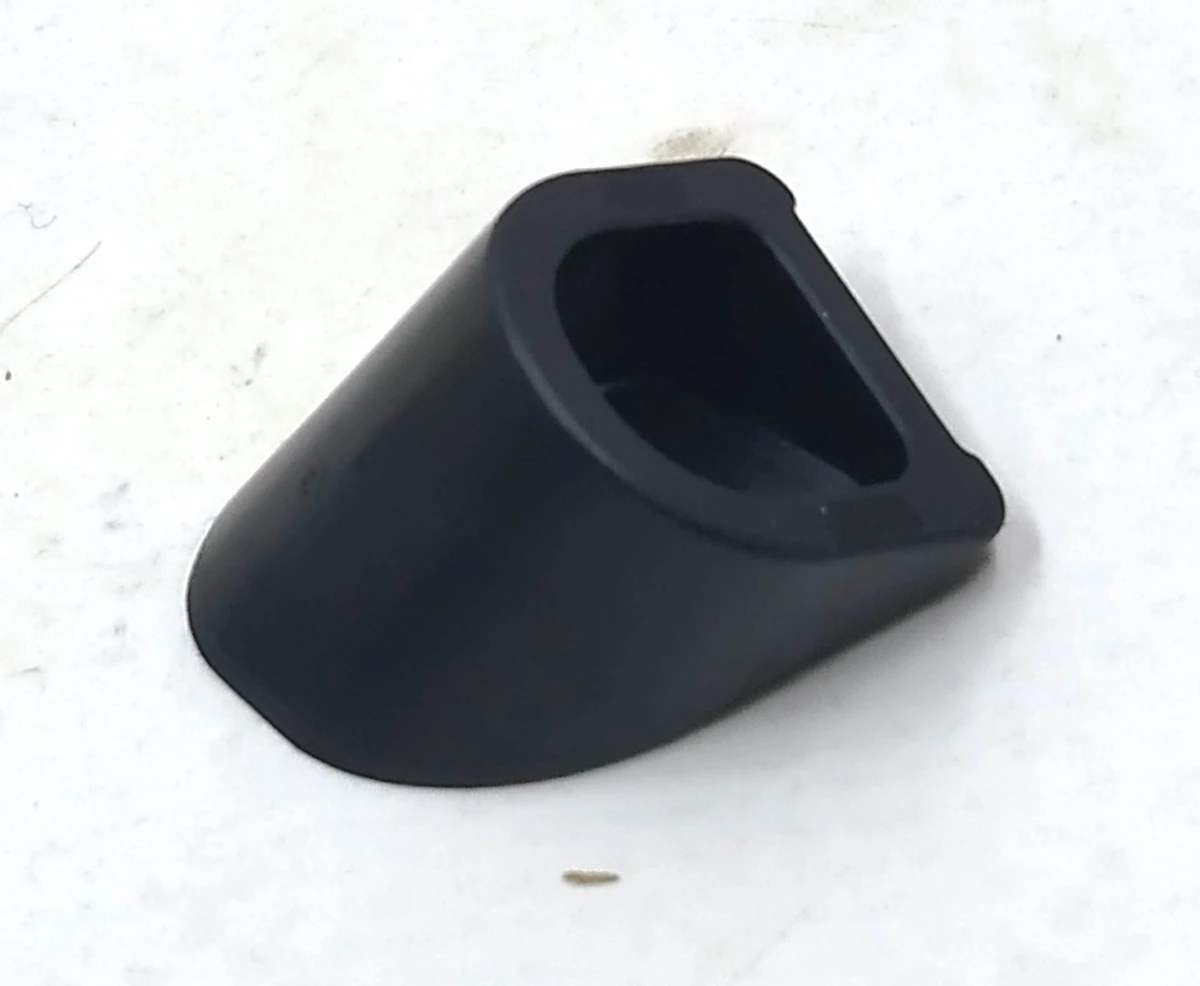 1 Заглушка болта спинки сиденья 1-го ряда левая Tesla model S REST, model X 1074786, 1074785