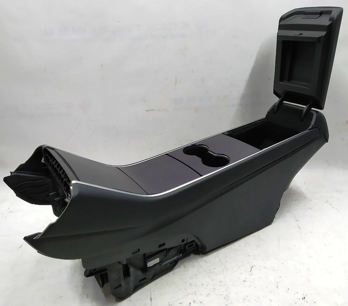 Центральная консоль подлокотник Black подстаканник Chameleon PREMIUM без блока взаимод. с ключом, проводки Tesla model 3, model Y 1087900-00-E