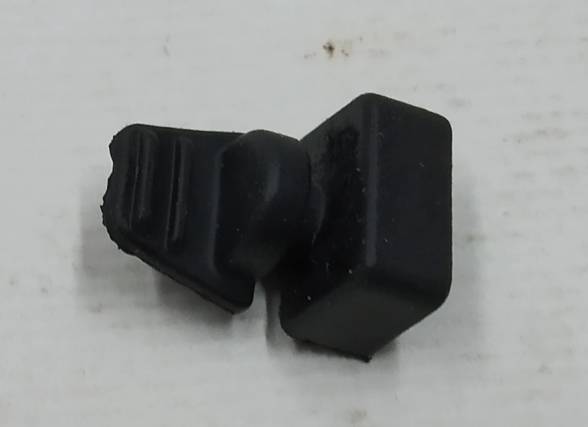 Заглушка резиновая центральной консоли Tesla model 3 1087900-00-E