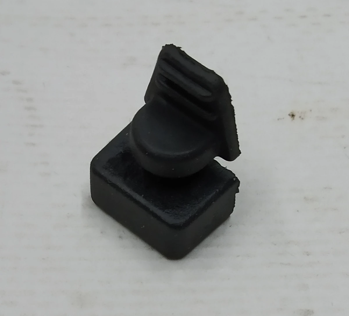 Заглушка резиновая центральной консоли Tesla model 3 1087900-00-E