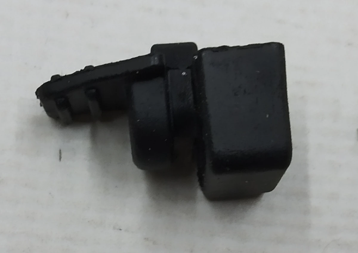 Заглушка резиновая центральной консоли Tesla model 3 1087900-00-E