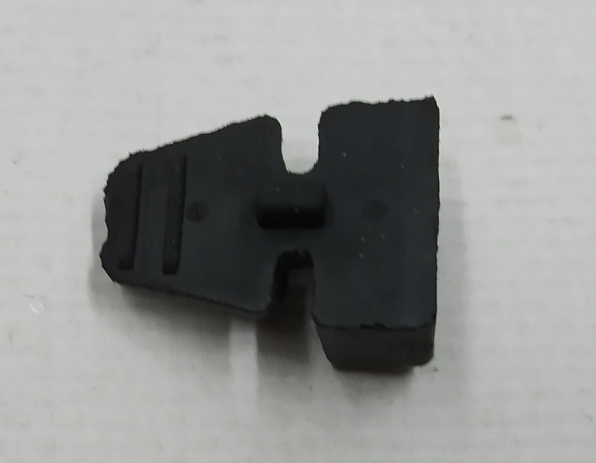 Заглушка резиновая центральной консоли Tesla model 3 1087900-00-E