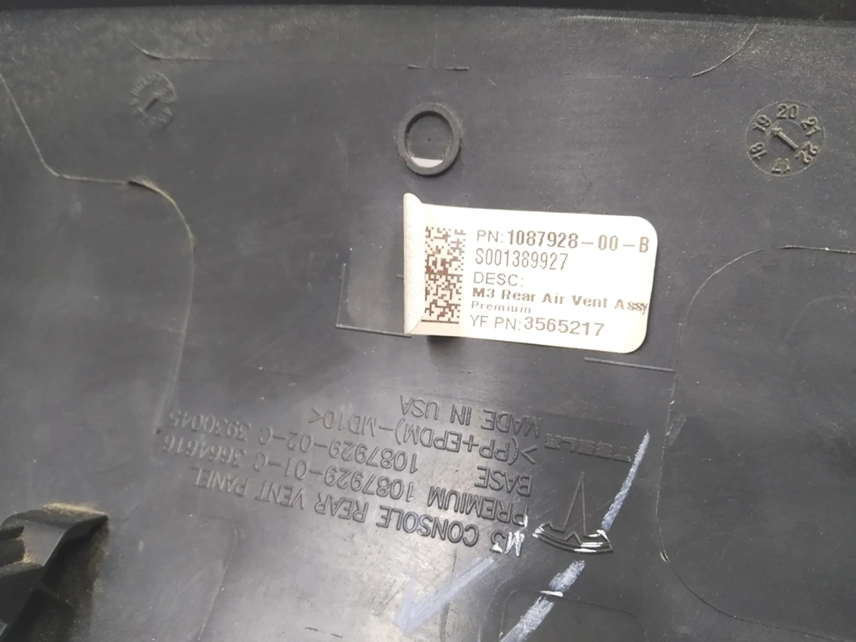 9 Панель декоративна повітровода центральної консолі (накладка Carbon) Tesla model 3 1111072-00-E