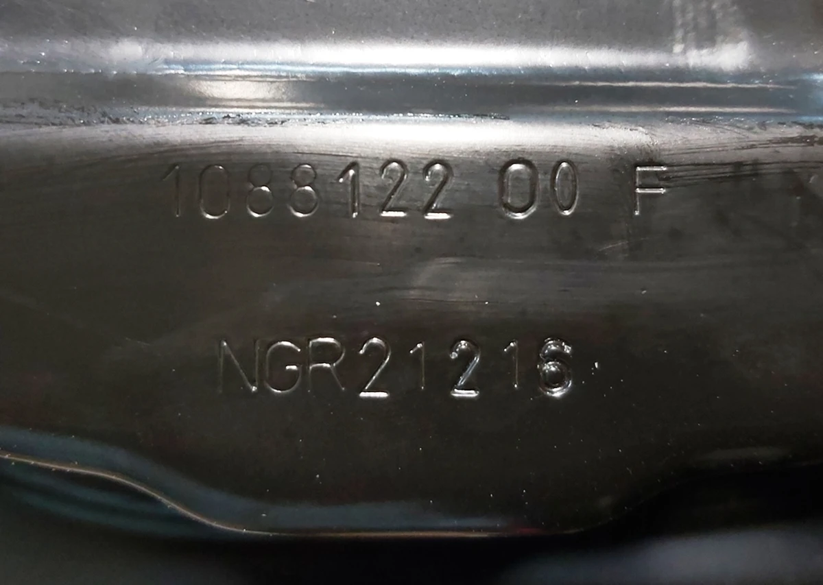 Крышка верхняя основной батареи с повреждением Tesla model 3 1088122-00-F 