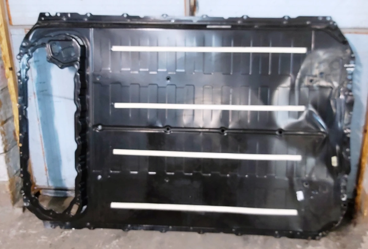 Крышка верхняя основной батареи с повреждением Tesla model 3 1088122-00-F 