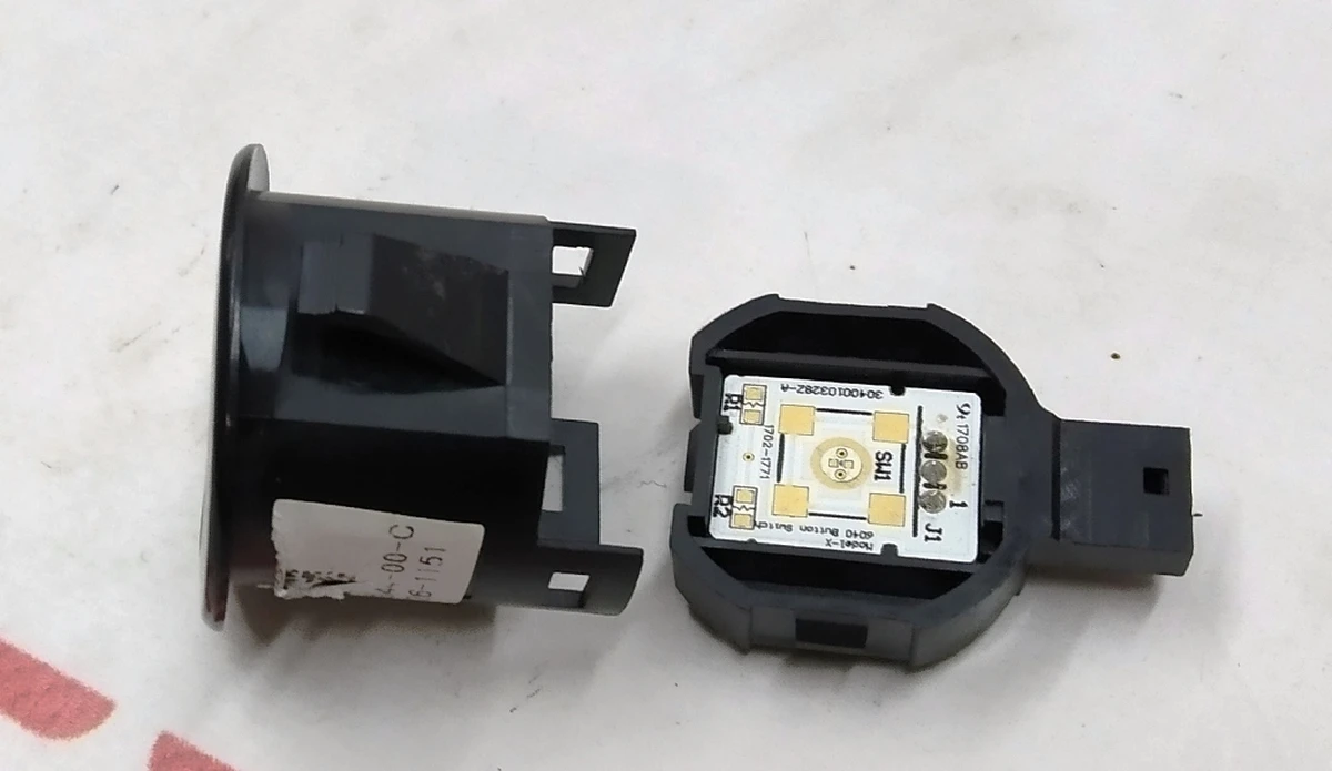 Кнопка розблокування 2-го ряду сидінь (7 місць) (не комплектна) Tesla model X 1088344-00-E