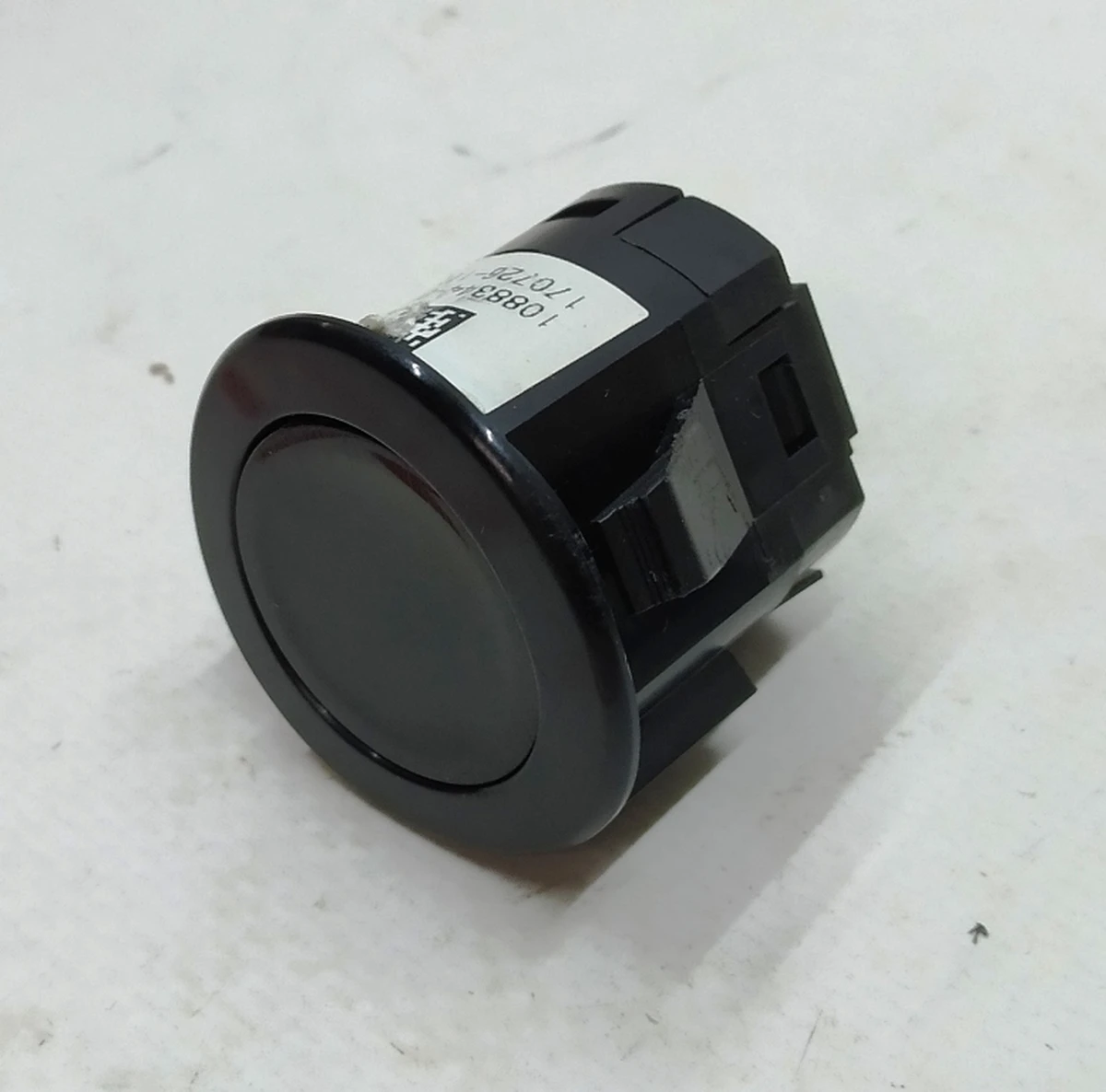 Кнопка розблокування 2-го ряду сидінь (7 місць) (не комплектна) Tesla model X 1088344-00-E