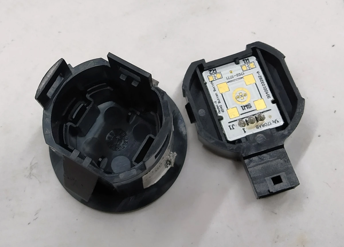 Кнопка розблокування 2-го ряду сидінь (7 місць) (не комплектна) Tesla model X 1088344-00-E Кнопка розблокування 2-го ряду сидінь (7 місць) (не комплектна) Tesla model X 1088344-00-E