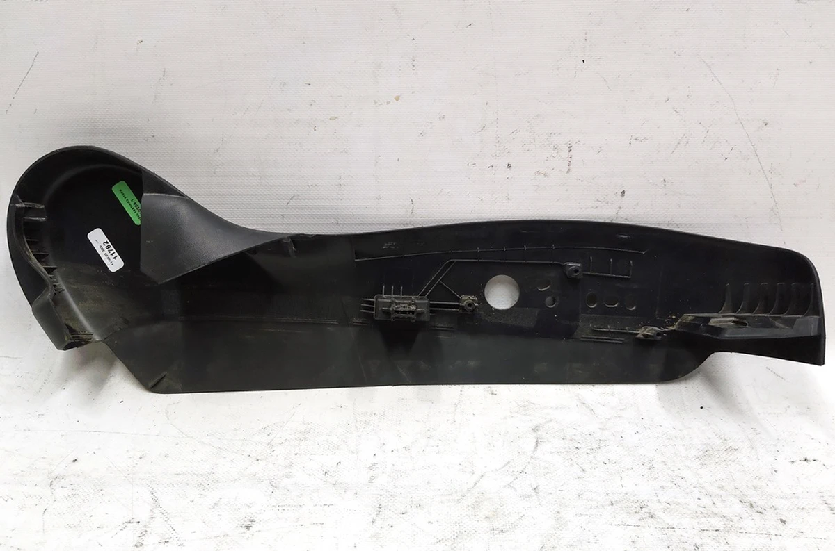 Накладка декоративная сиденья водителя нижняя левая с повреждением Tesla Model 3, Model Y 1088964-00-F