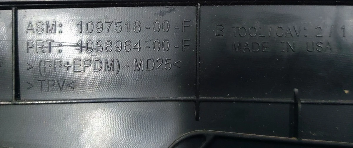 Накладка декоративная сиденья водителя нижняя левая с повреждением Tesla Model 3, Model Y 1088964-00-F