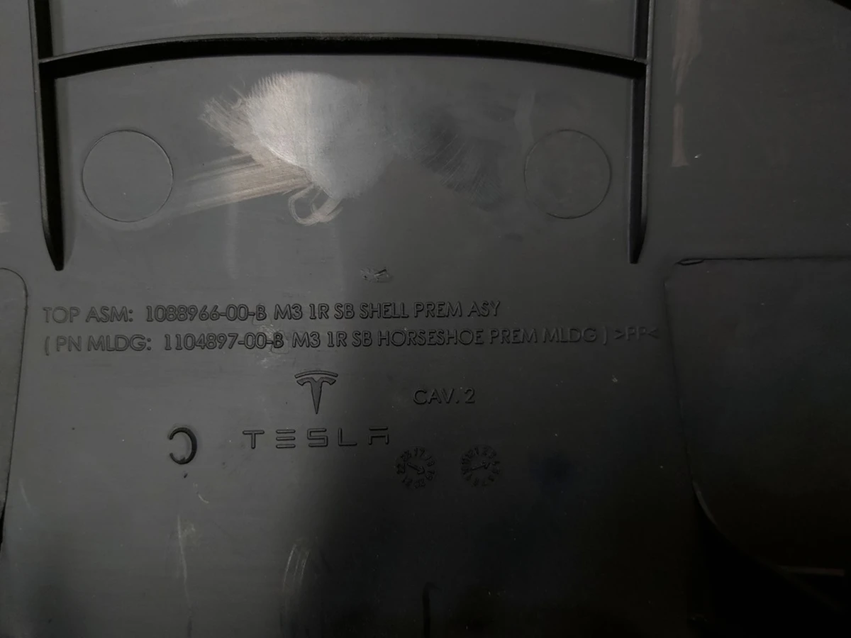 1 Чохол-накладка задня спинки сидіння 1-го ряду з пошкодженням Tesla model 3, model Y 1088966-00-B