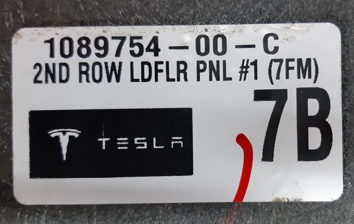 2 Панель пола (2-ой ряд сидений 7 мест) Tesla model X 1089754-00-D