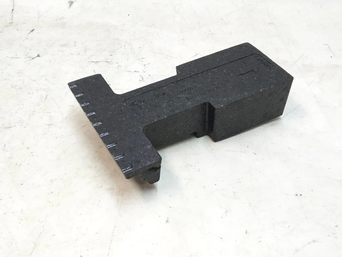 20 Панель заполнения пустот (2-й ряд сидений) центральный Tesla Model X 1089757-00-B