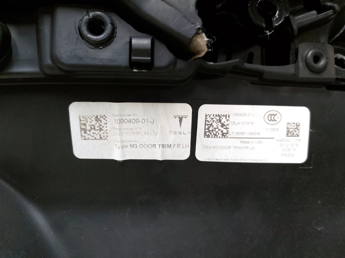 1 Карта двери передней левой PREM BLACK c блоком стеклоподъёмника (глянец) с повреждением Tesla model 3 1090409-91-L