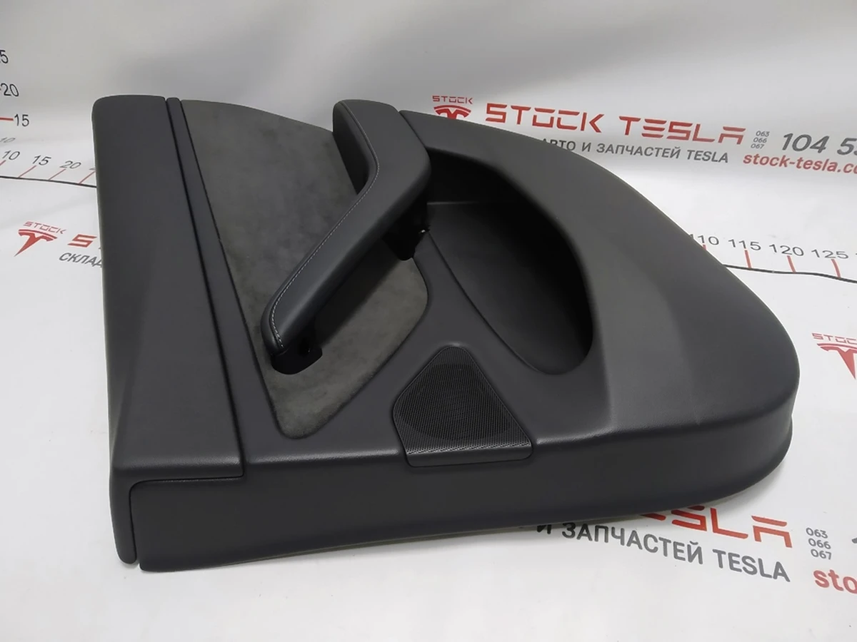 11 Карта дверей задньої правої у зборі PREM BLACK Tesla model 3 1090415-01-M