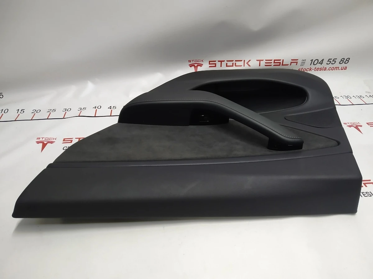 11 Карта дверей задньої правої у зборі PREM BLACK Tesla model 3 1090415-01-M
