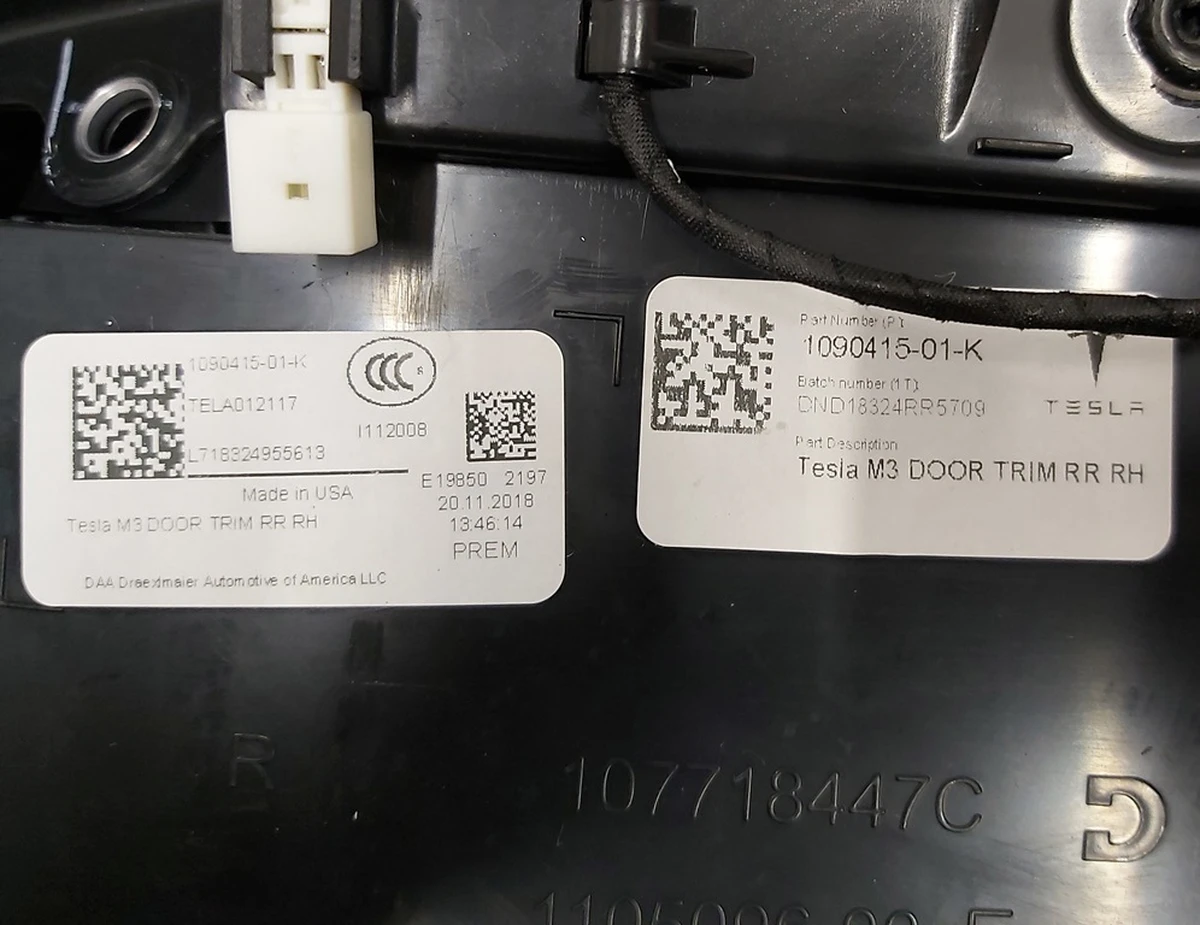 11 Rear right door card assembly PREM BLACK damagedTesla model 3 1090415-01-M