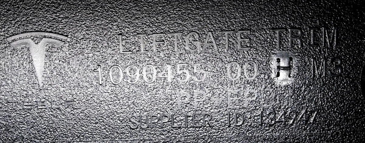 M3, LIFTGATE TRIM, END ITEM {M3} 1090454-00-I