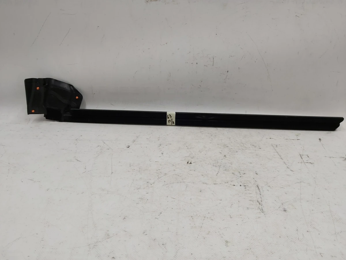 1 Ущільнювач скла внутрішні двері передньої лівої з пошкодженням Tesla model 3 1090495-00-E