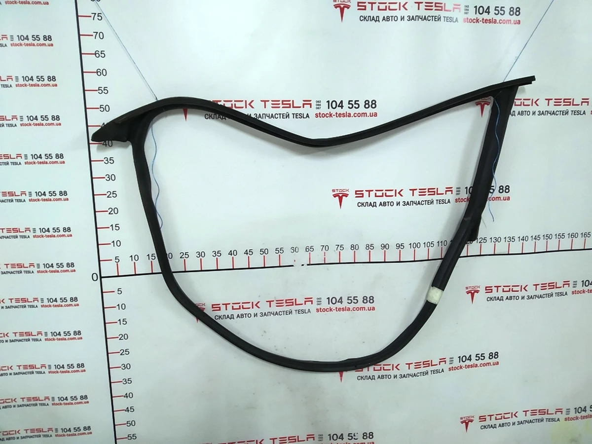 1 Ущільнювач дверного отвору переднього лівого Tesla model 3 1090499-00-K