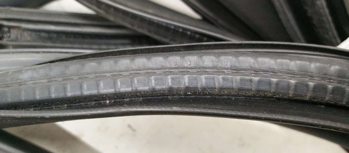 1 SEAL, BODY SIDE FR PRIMARY, RH Tesla model 3 1090500-00-K