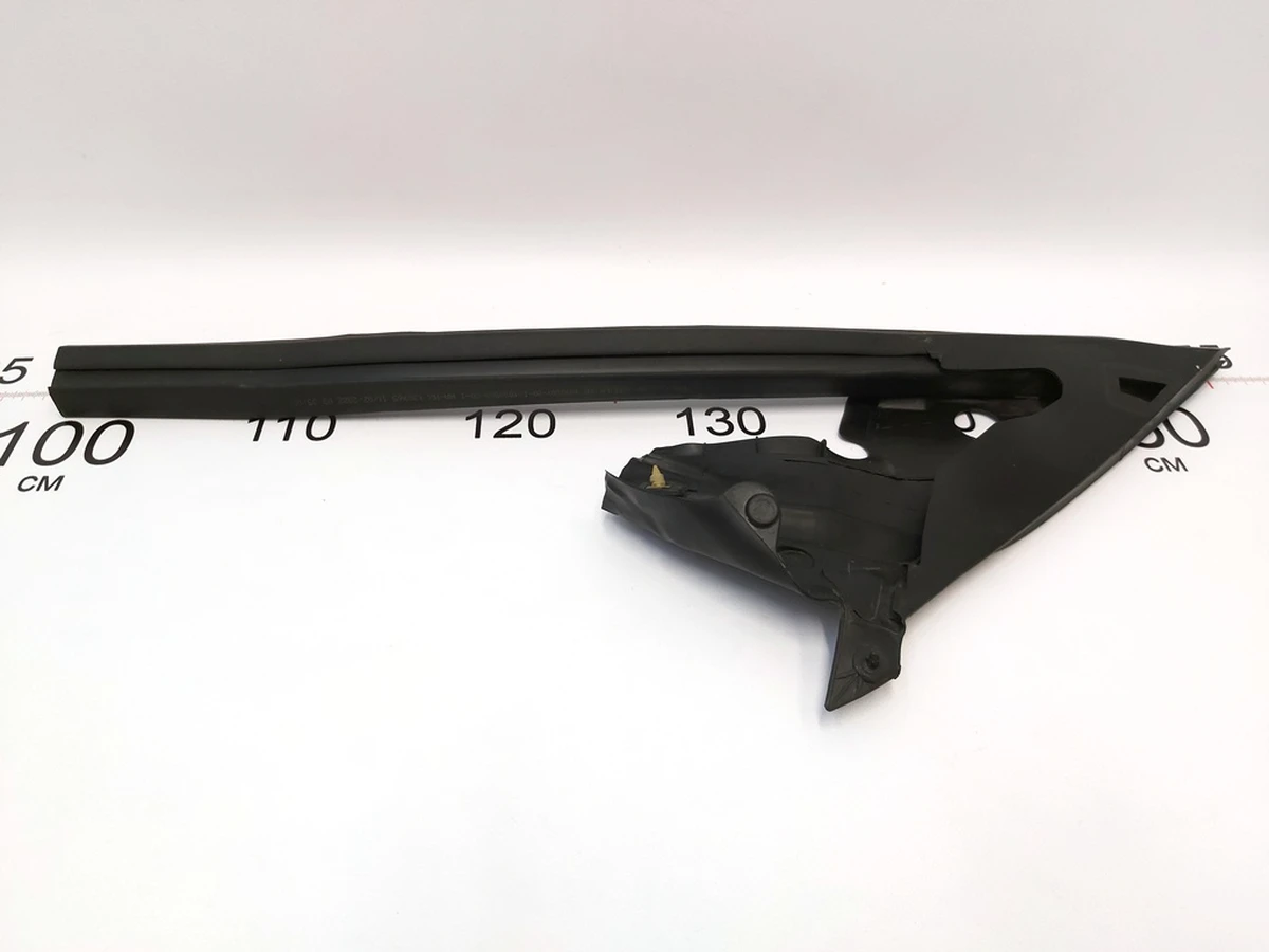 1 Уплотнитель форточки двери передней правой Tesla Model 3, Model 3 Jan 2024 1090502-00-J