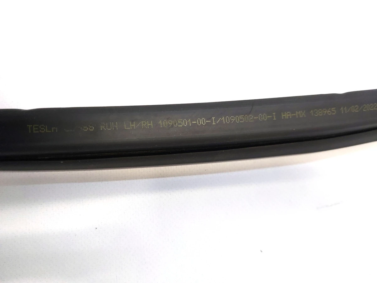 1 Уплотнитель форточки двери передней правой Tesla Model 3, Model 3 Jan 2024 1090502-00-J