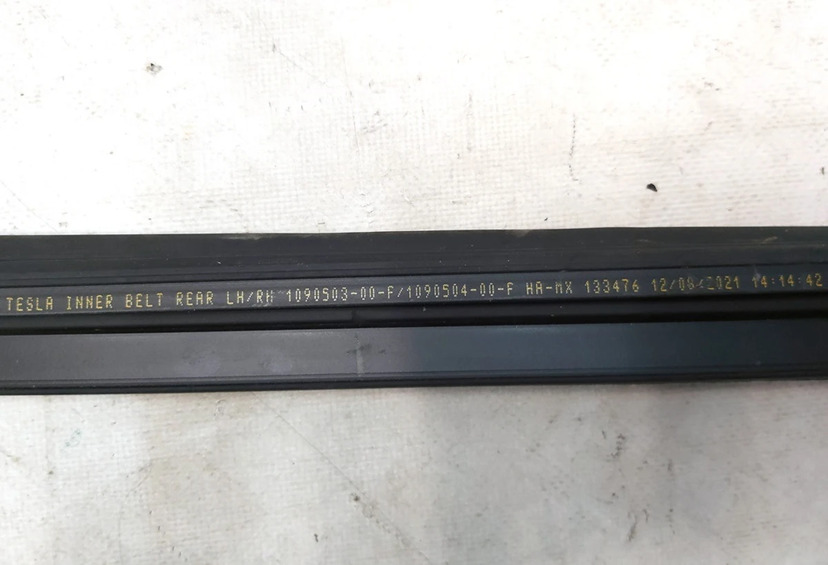 1 Уплотнитель стекла внутрений двери задней левой с повреждением Tesla model 3 1090503-00-F