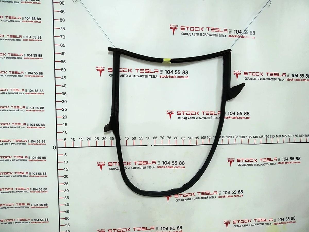 2 Ущільнювач дверного отвору заднього лівого Tesla model 3 1090511-00-K