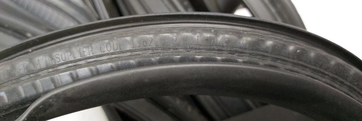 2 Уплотнитель дверного проёма заднего левого Tesla model 3 1090511-00-K