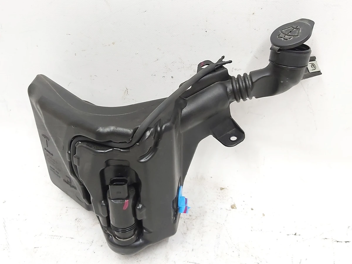 11 Бачок стеклоомывателя в сборе Tesla Model 3 1090850-01-H