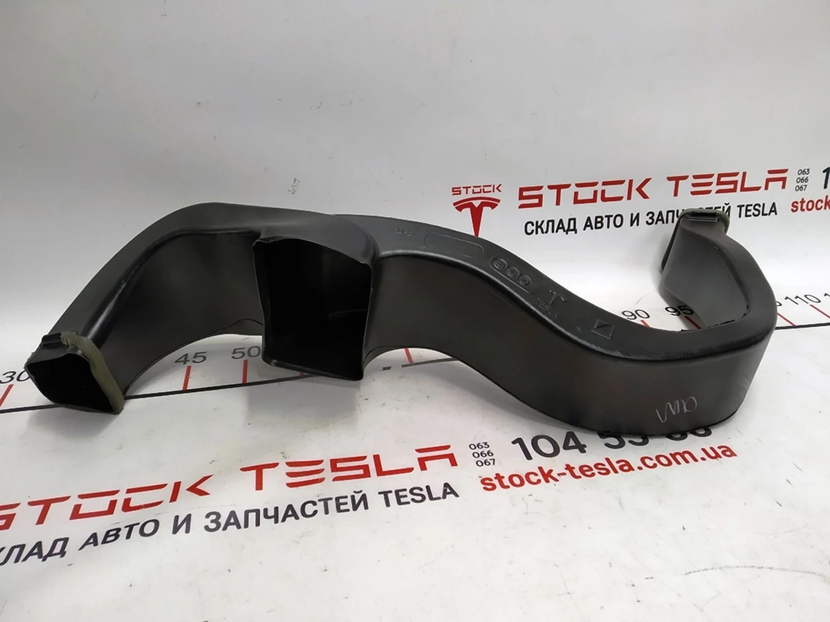 26 Воздуховод багажника верхний правый Tesla Model X 1090886-00-A