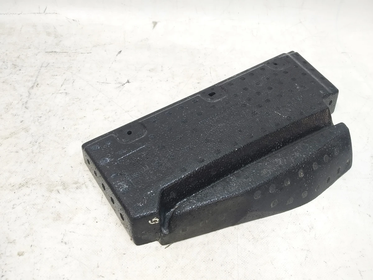 16 Упор покрытия 3-го ряда (пенопласт) правый Tesla model X 1091099-00-A