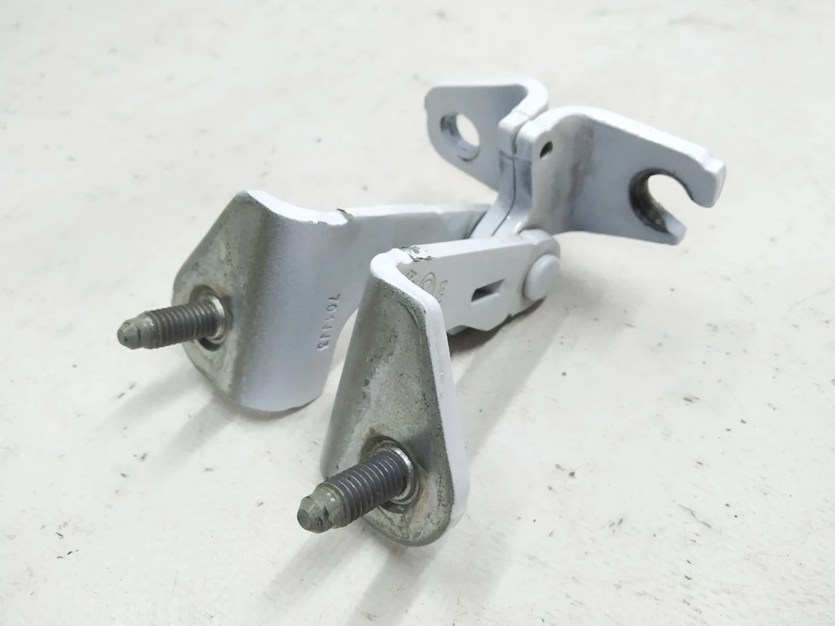 1 Петля дверей задньої лівої верхня PPSW Tesla model 3 11091333-00-F