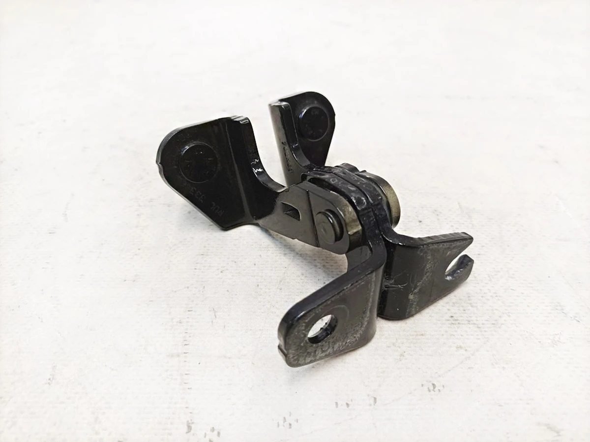 1 Петля дверей задніх лівих верхня PBSB з пошкодженням Tesla model 3 11091333-00-F