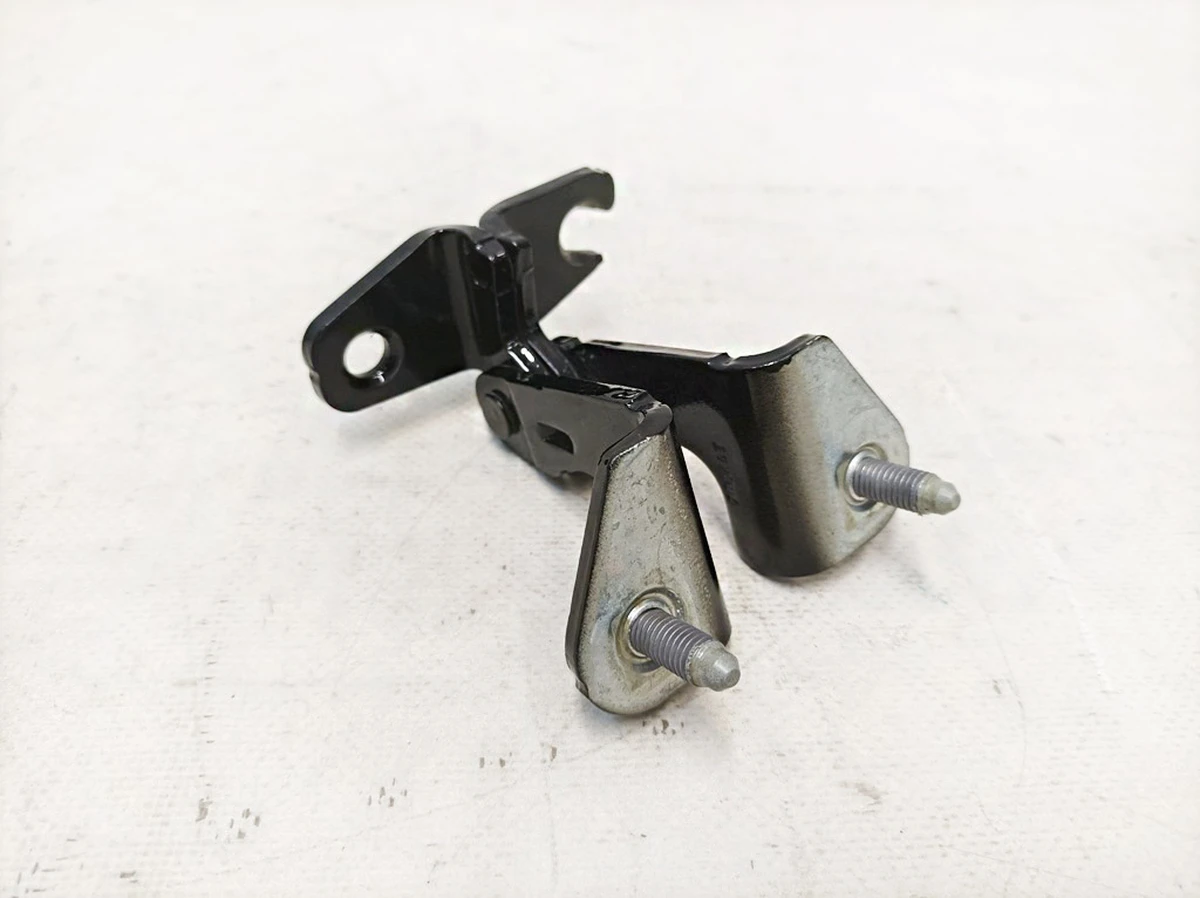 1 Петля дверей задніх лівих верхня PBSB з пошкодженням Tesla model 3 11091333-00-F