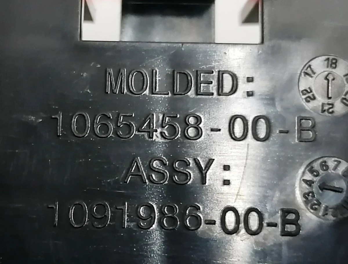 4 Кронштейн крепления заднего бампера левый NEW Tesla model S, model S REST 1091986-00-B