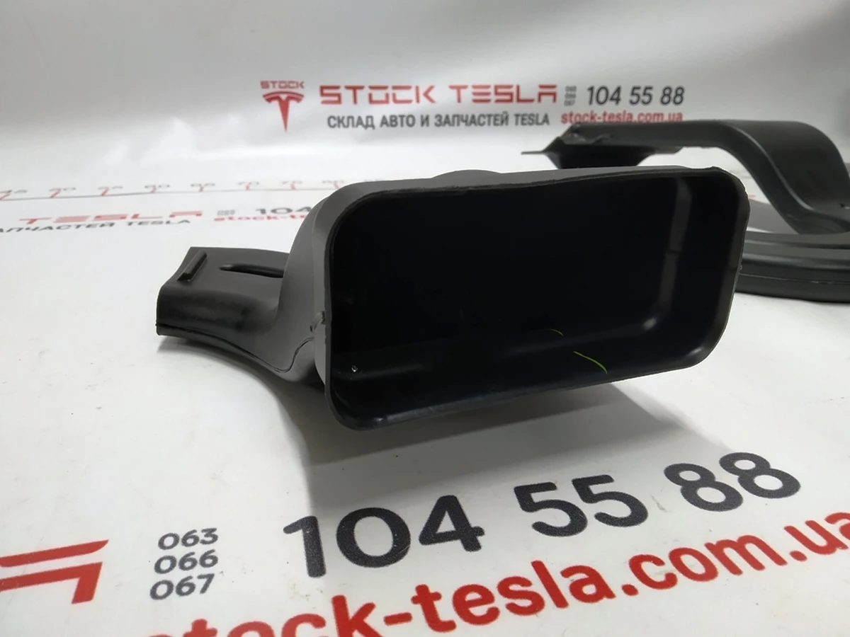 1 2ND ROW FLOOR ADAPTER, Tesla model 3 1092163-00-A