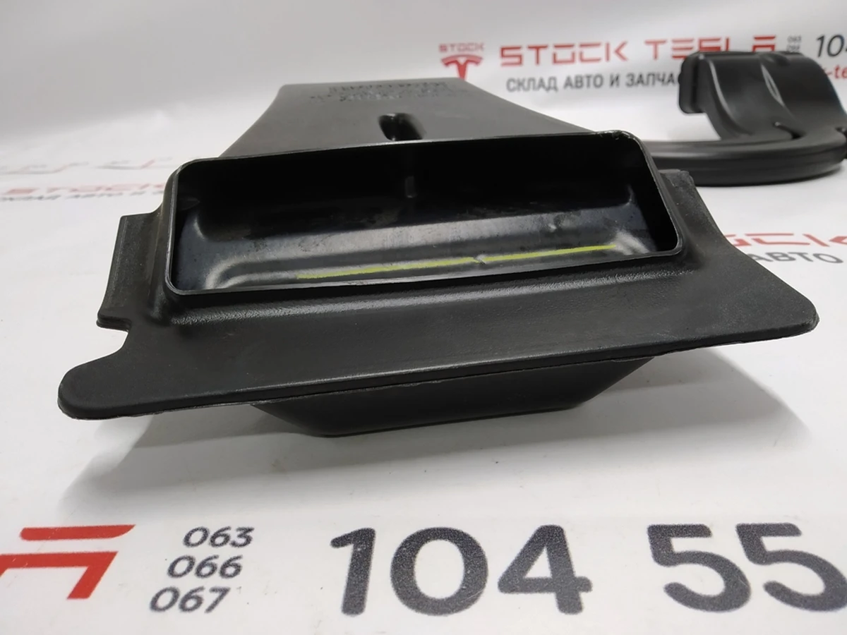 1 2ND ROW FLOOR ADAPTER, Tesla model 3 1092163-00-A